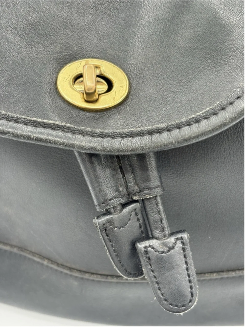 Vintage COACH Daypack Leather Black Turn Lock Logo Charm USA D8D-9791